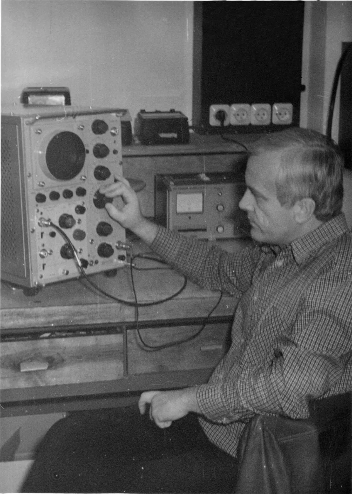 Maciej Steczowicz w laboratorium – prace nad falownikiem tyrystorowym