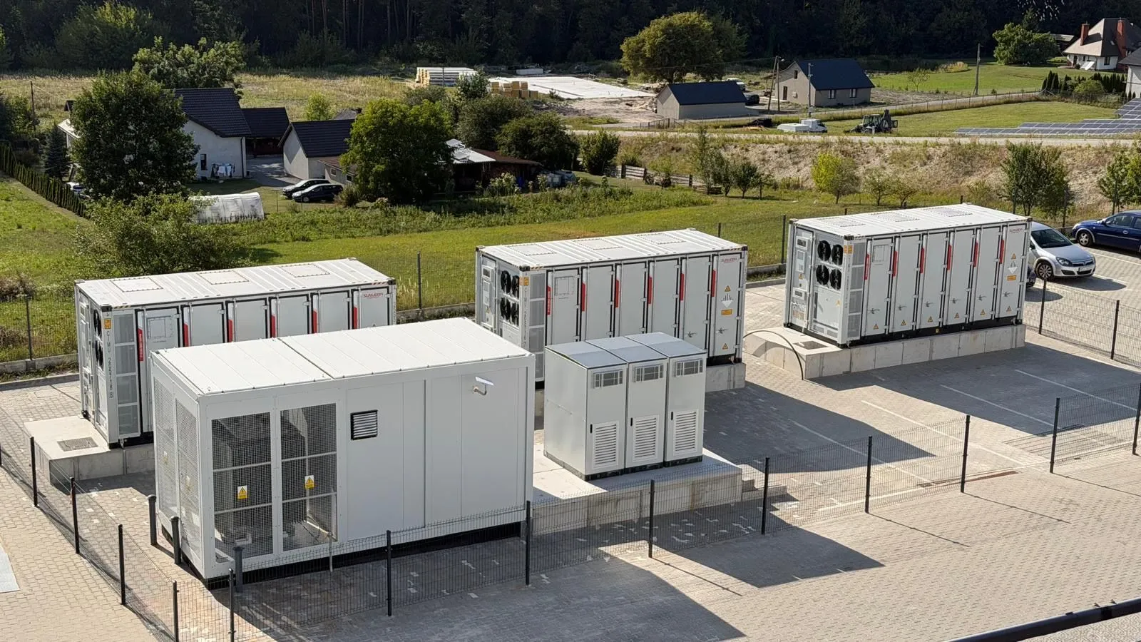 Mikrosieć przemysłowa z bateryjnymi magazynami energii zrealizowana przez NAATU Operator